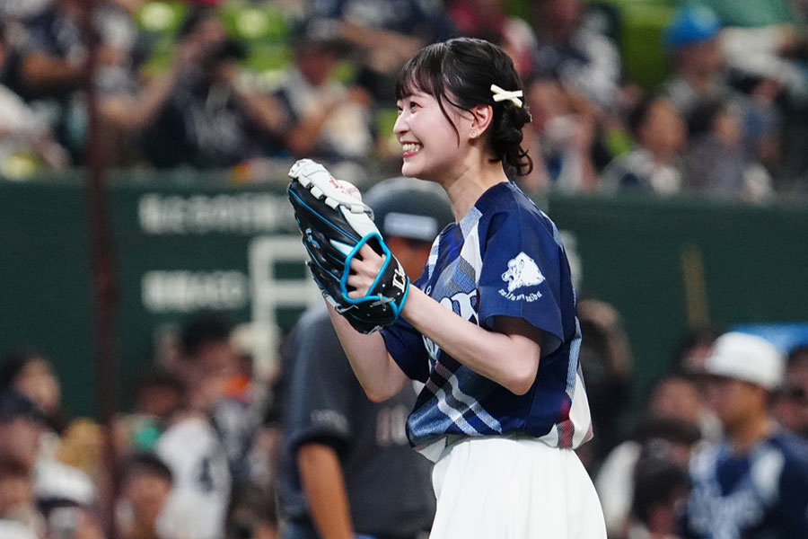 始球式に登場した声優の岩田陽葵さん【写真：荒川祐史】