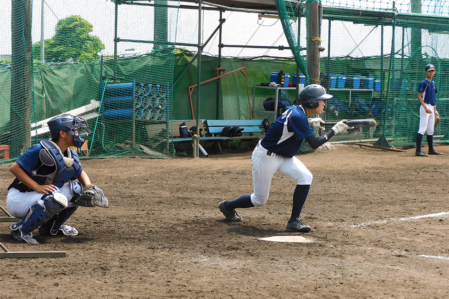 秋から春、春から夏とバントの意味合いは変わる【写真：間淳】