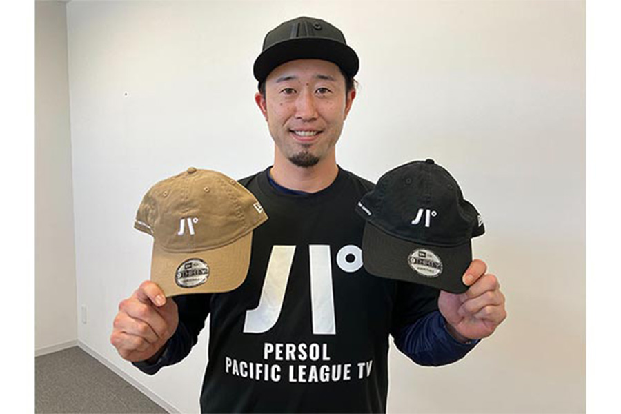 NEW ERA キャップを持つ西武・外崎修汰【写真提供：PLM】