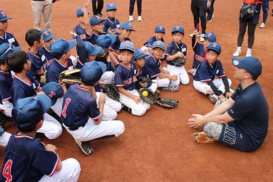 台北日本人学校で野球教室を行った杉谷拳士氏（右）【画像：パーソル パ・リーグTV】