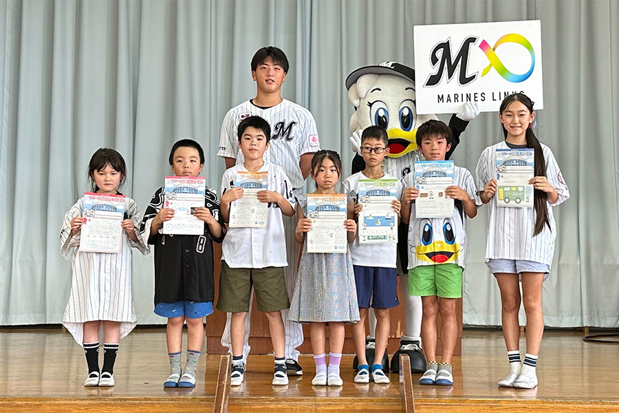 ロッテ・田中晴也が千葉市立磯辺第三小を訪問した【写真：球団提供】