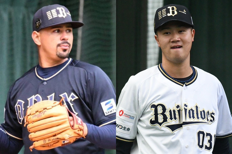 オリックスのアンドレス・マチャド（左）と才木海翔【写真：北野正樹】