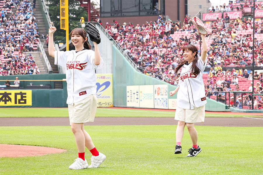 セレモニアルピッチを行った声優の小宮有紗さん（左）と降幡愛さん【写真：楽天野球団提供】