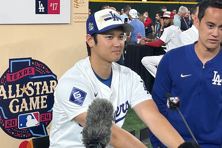 球宴前日の会見に応じたドジャース・大谷翔平【写真：小谷真弥】