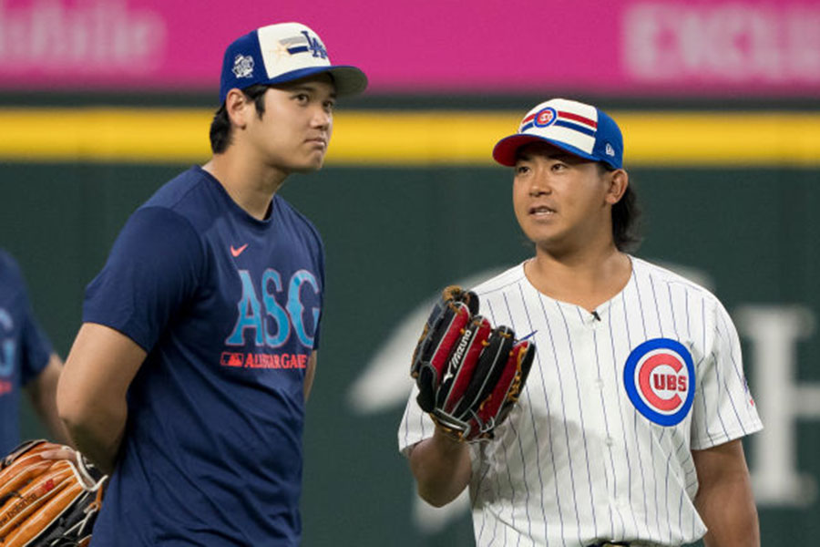 オールスターゲーム前日練習で話すドジャース・大谷翔平（左）とカブス・今永昇太【写真：Getty Images】