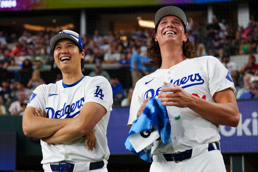 ホームランダービーを見つめるドジャース・大谷翔平（左）とタイラー・グラスノー【写真：Getty Images】