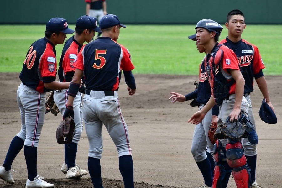 マウンドに集まる京葉ボーイズナイン【写真：日本少年野球連盟提供】