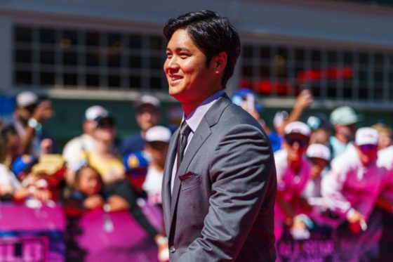 大谷翔平がレッドカーペット登場　モデル級の着こなしに会場大歓声