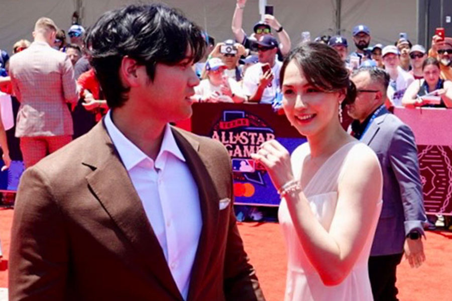 レッドカーペットに登場したドジャース・大谷翔平（左）と真美子夫人【写真：Getty Images】