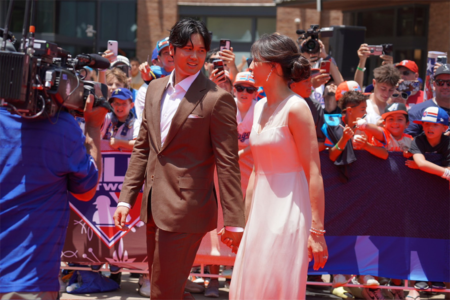 目線を合わせ微笑むドジャース・大谷翔平（左）と真美子夫人【写真：編集部】