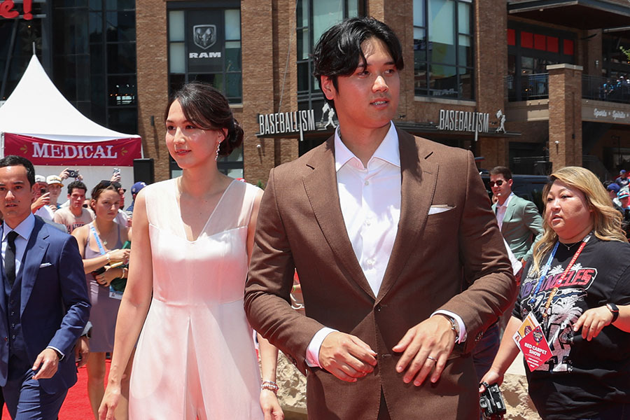 レッドカーペットに登場したドジャース・大谷翔平（右）と真美子夫人【写真：ロイター】