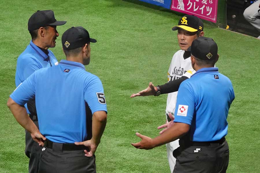 審判に抗議するソフトバンク・小久保裕紀監督【写真：竹村岳】