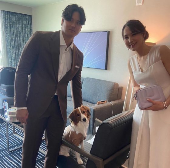 大谷翔平、真美子夫人＆デコピンとの家族写真を公開　球宴一夜明け「思い出ありがとう」
