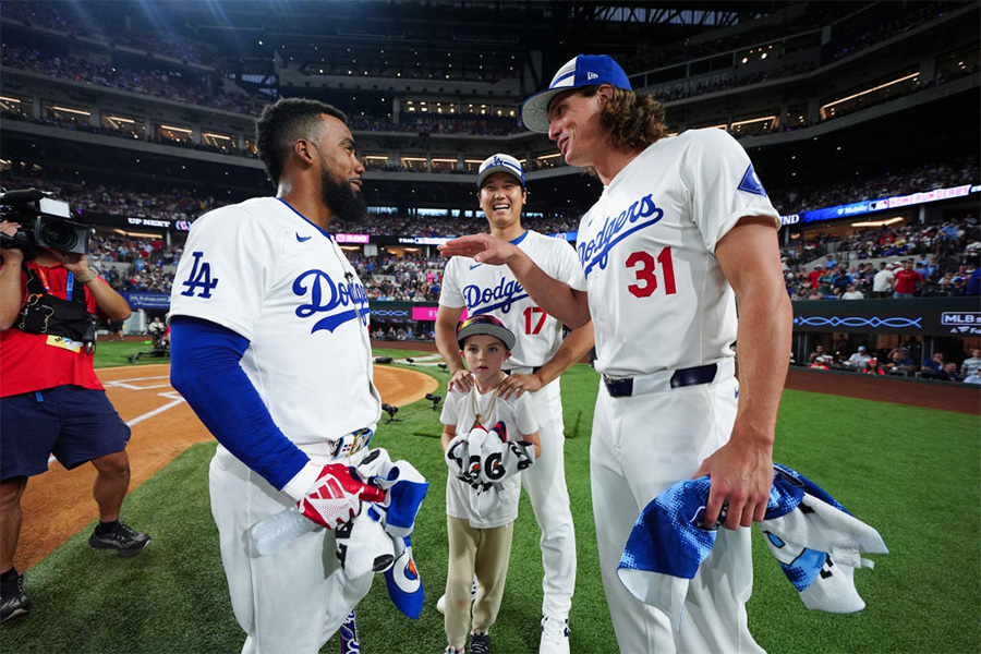 ドジャースのテオスカー・ヘルナンデス、大谷翔平、タイラー・グラスノー（左から）【写真：Getty Images】