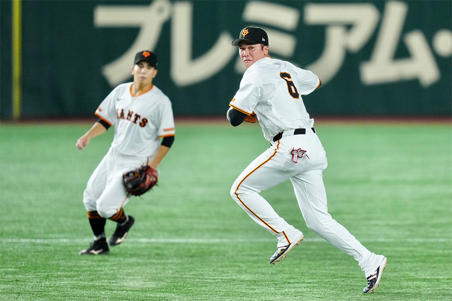 阪神戦で好守を見せた巨人・坂本勇人（右）【写真：矢口亨】