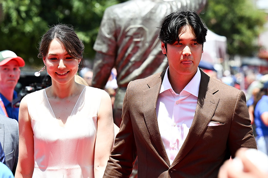 レッドカーペットに登場したドジャース・大谷翔平（右）と真美子夫人【写真：Getty images】