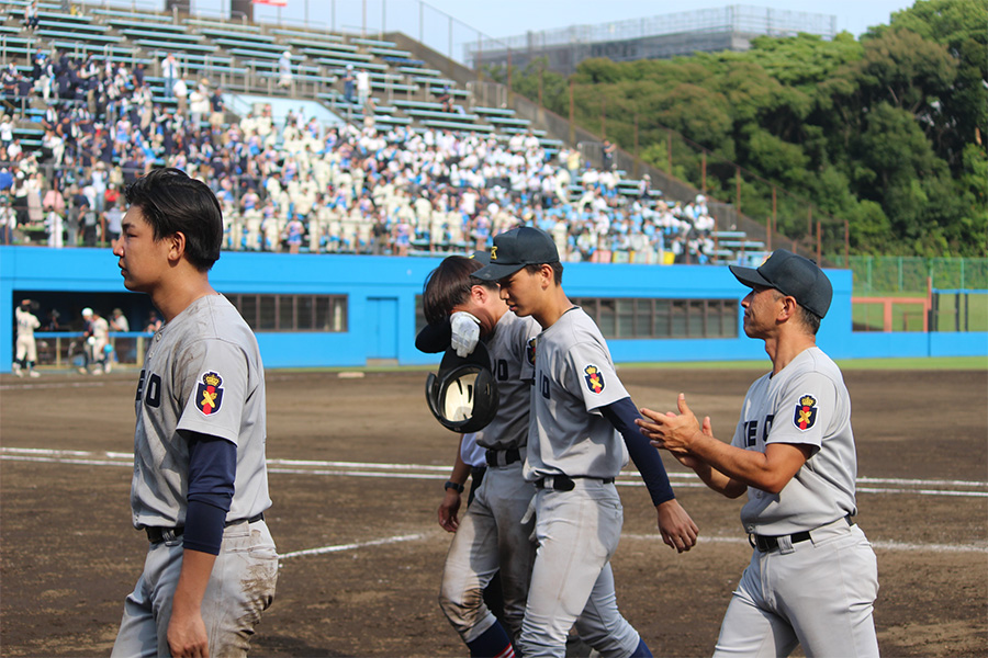 桐蔭学園に敗れ涙する慶応・加藤右悟主将（中央）【写真：大利実】