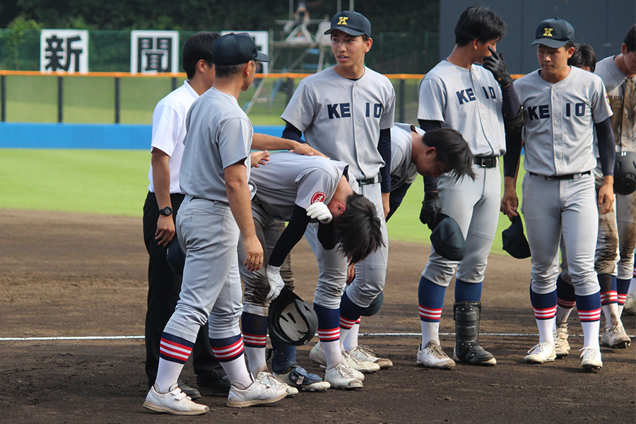 桐蔭学園に敗れた慶応ナイン【写真：大利実】