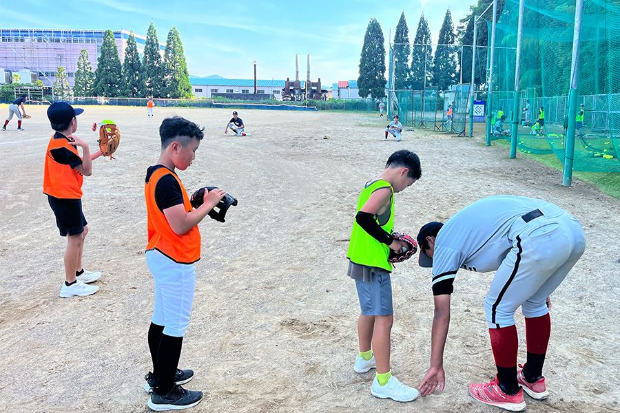 投球指導をする選手たち【写真：SABA CHIL提供】