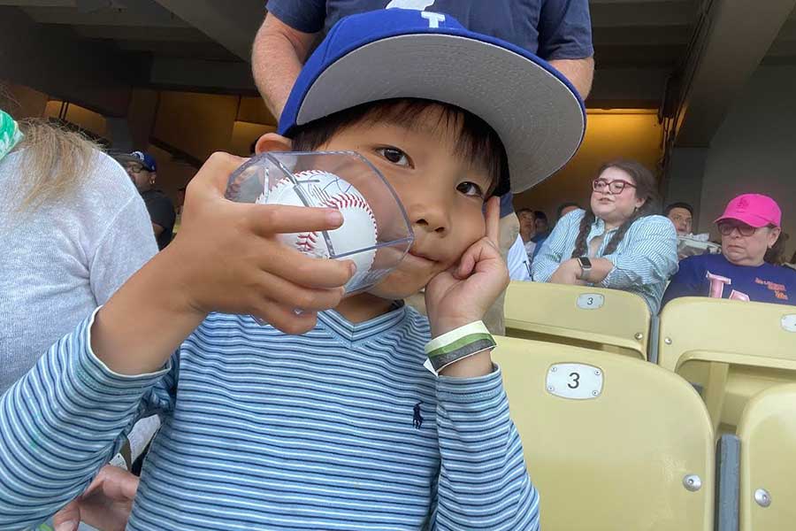 大谷翔平のサイン入りボールを手にするノブヨシくん【写真提供：ノブヨシくんの父親】