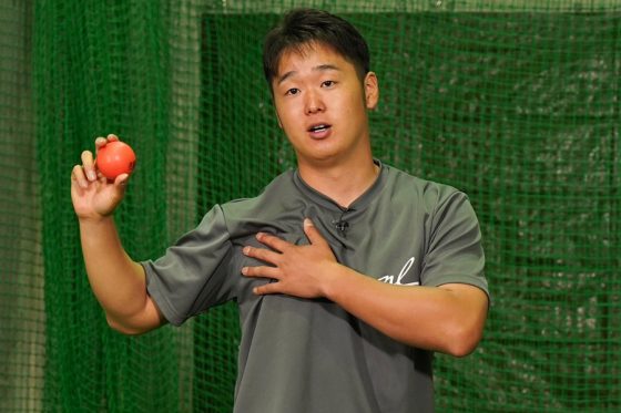 球速向上に繋がる“プライオボール”は小学生にも？　155キロ右腕が推奨「5本指投法」