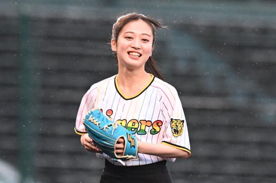 甲子園に降臨した最強アイドル　キュートなフォームで最高笑顔、可愛すぎる一投に大観戦