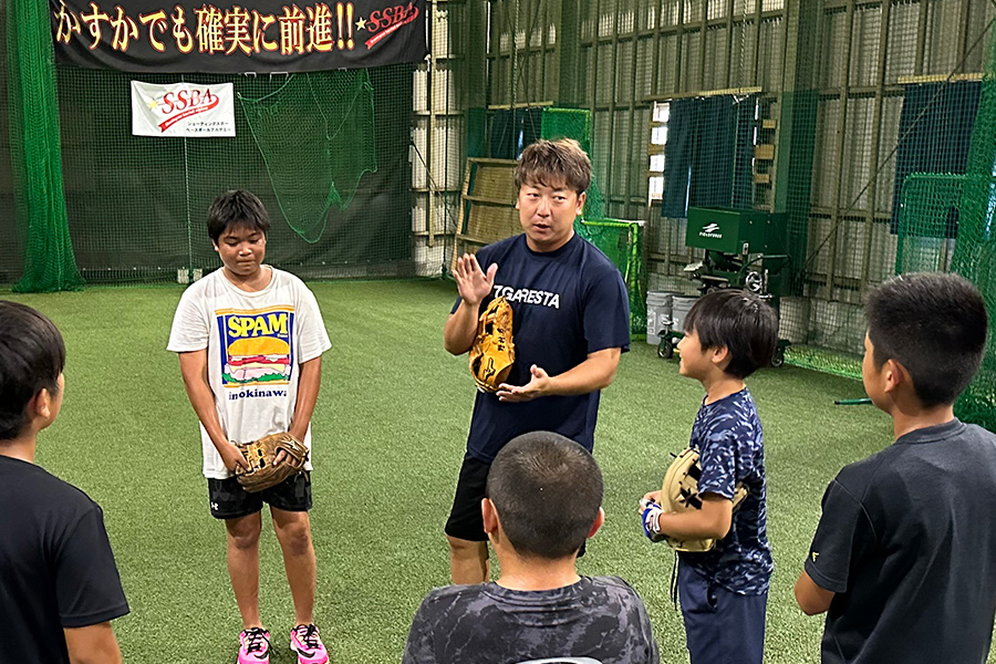 子どもたちに指導する流大輔氏【写真：本人提供】