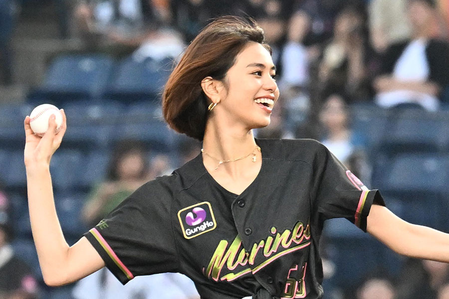 始球式に登場した佐藤晴美さん【写真：産経新聞社】