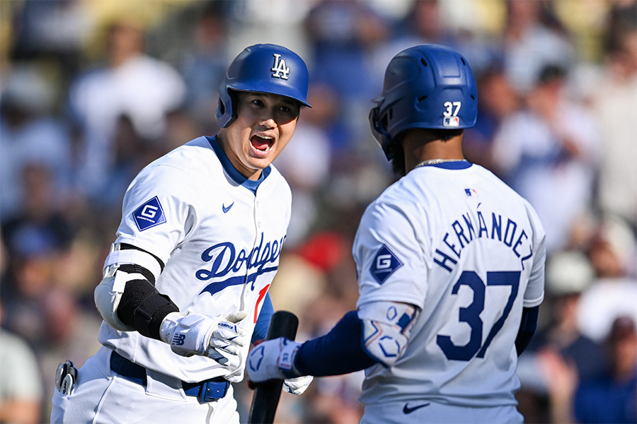 30号を放ったドジャース・大谷翔平（左）【写真：ロイター】