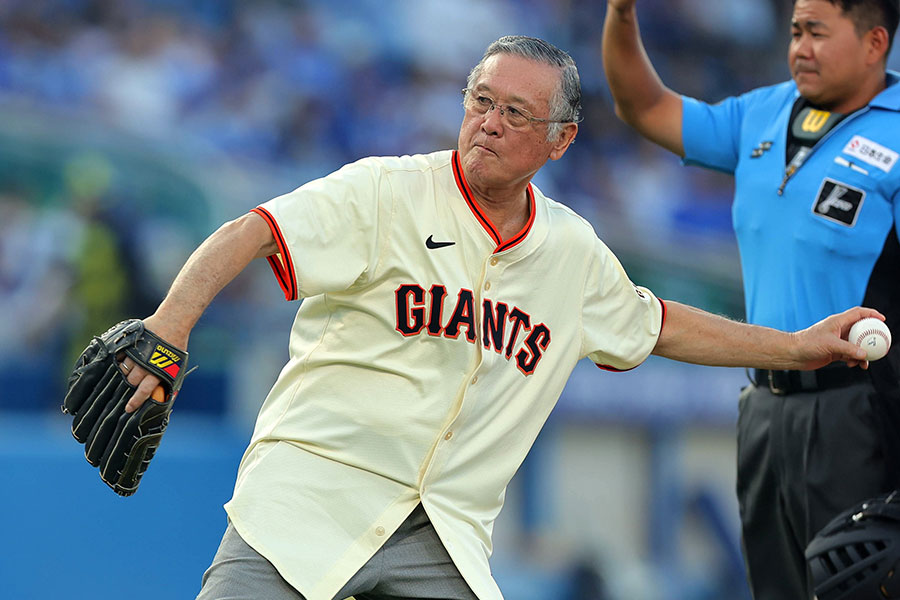 始球式に登場した村上雅則さん【写真：産経新聞社】