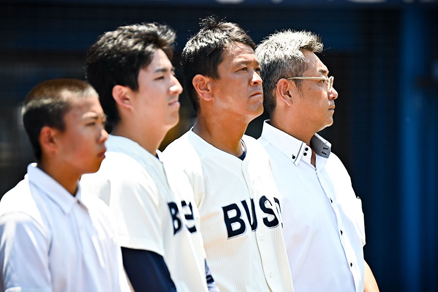 横浜高戦の指揮を執った武相高・豊田圭史監督（右から2番目）【写真：中戸川知世】