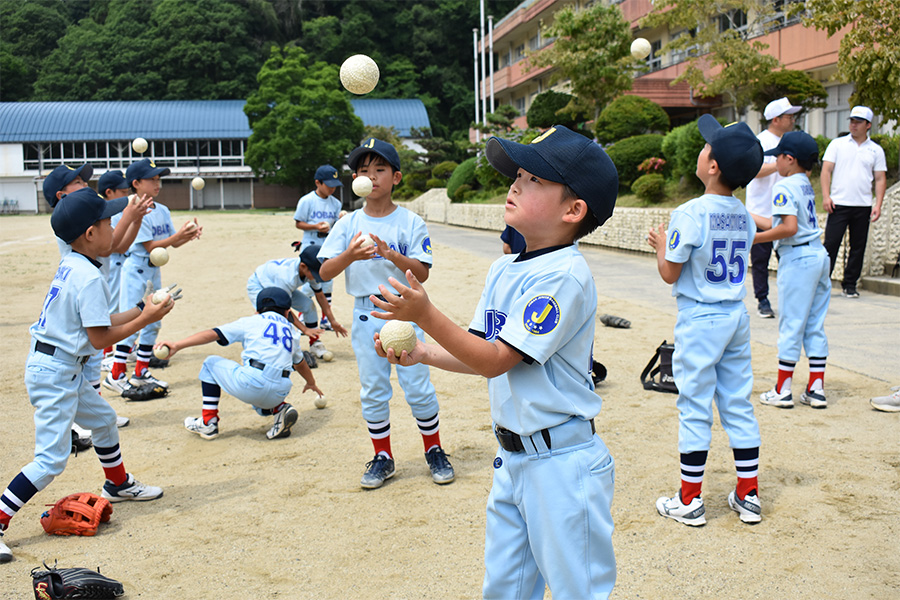 投球ドリルの前に“お手玉”をする選手たち【写真：高橋幸司】