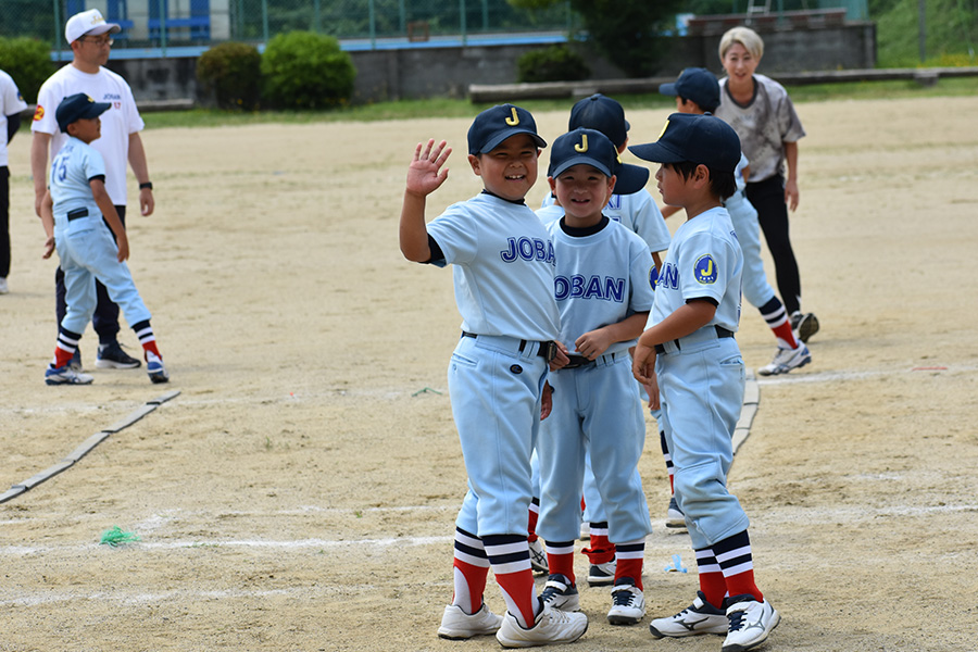 笑顔で練習に取り組む選手たち【写真：高橋幸司】