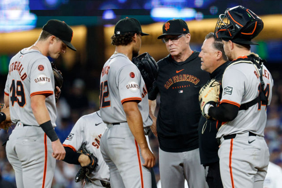 ドジャース戦を戦ったジャイアンツナインとボブ・メルビン監督（右から3人目）【写真：Getty Images】