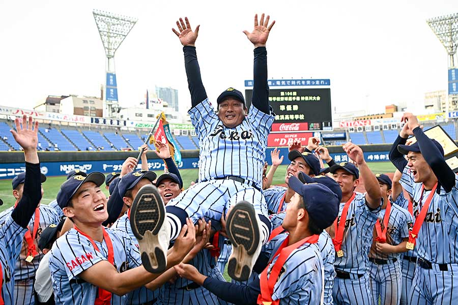 神奈川大会を制し、選手に胴上げされる東海大相模・原俊介監督【写真：中戸川知世】