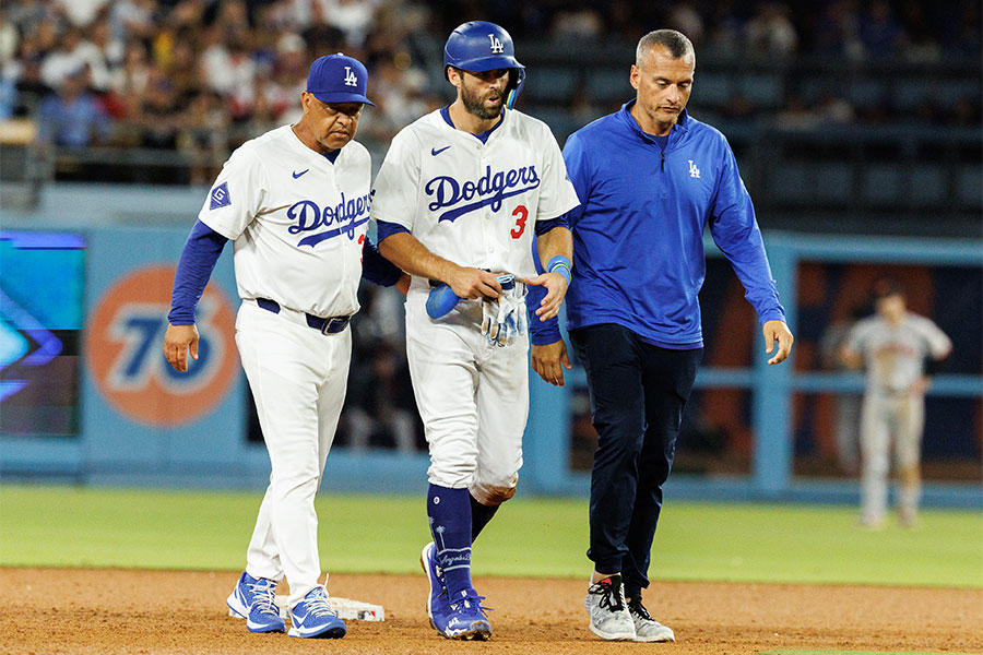 日本時間25日の試合で途中交代したドジャースのクリス・テイラー【写真：Getty Images】