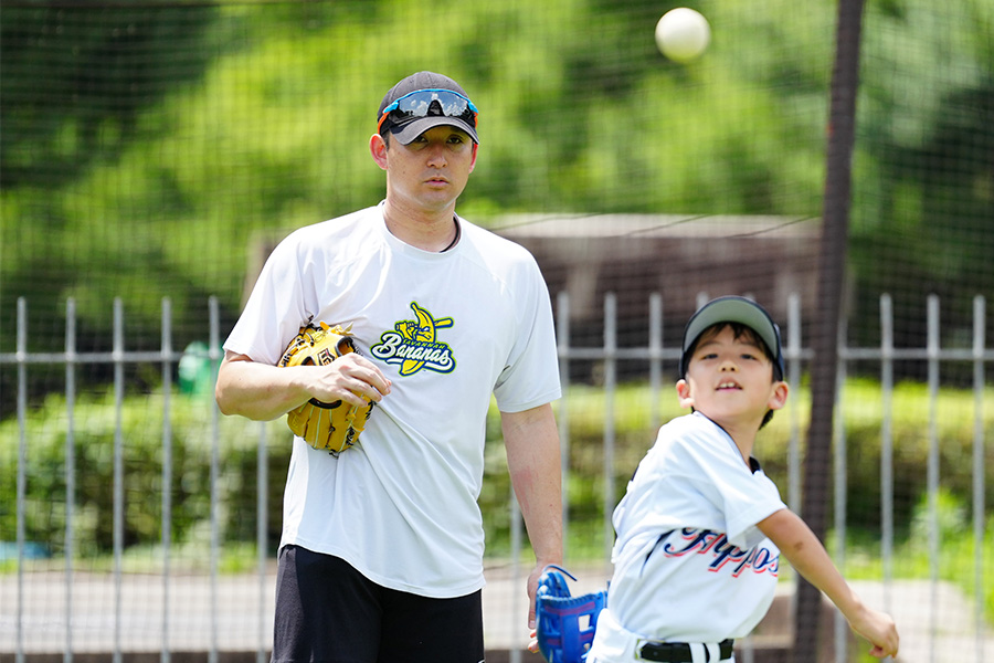 野球教室を開催した元日本ハム・杉谷拳士氏【写真：小林靖】