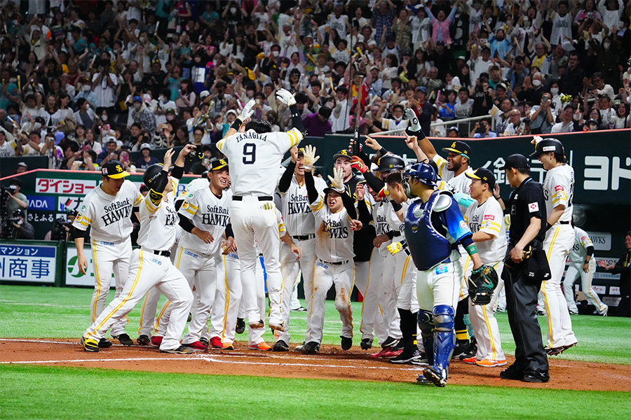 サヨナラ勝ちを喜ぶソフトバンクナイン【写真：荒川祐史】