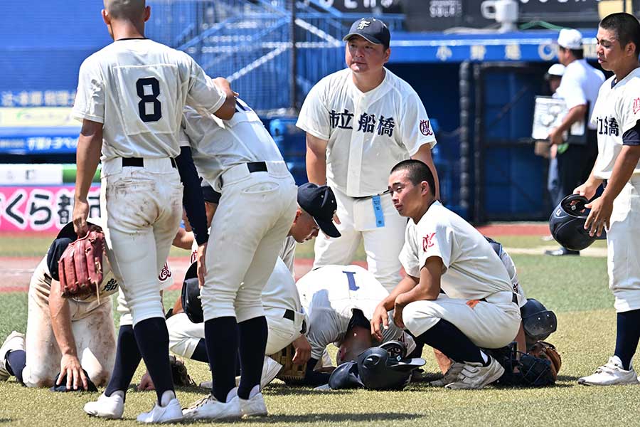 決勝戦でサヨナラ負けを喫し泣き崩れる市立船橋ナイン【写真提供：産経新聞社】