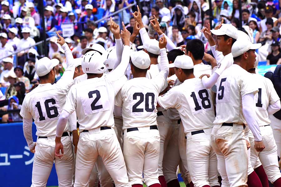 甲子園出場を決めた早実ナイン【写真：宮脇広久】