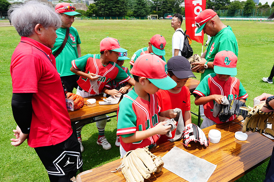 子どもたちを指導する藤澤貴夫さん（左）【写真：小林靖】