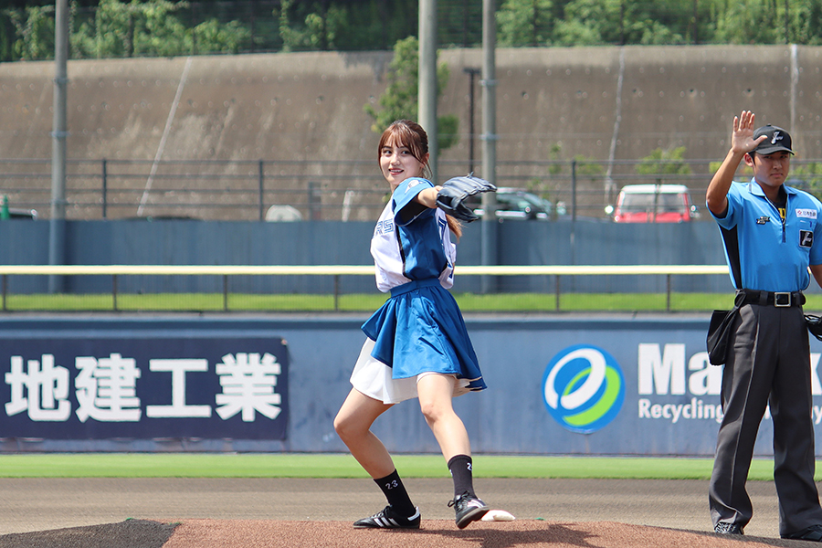 始球式を務めた花咲楓香さん【写真：球団提供】