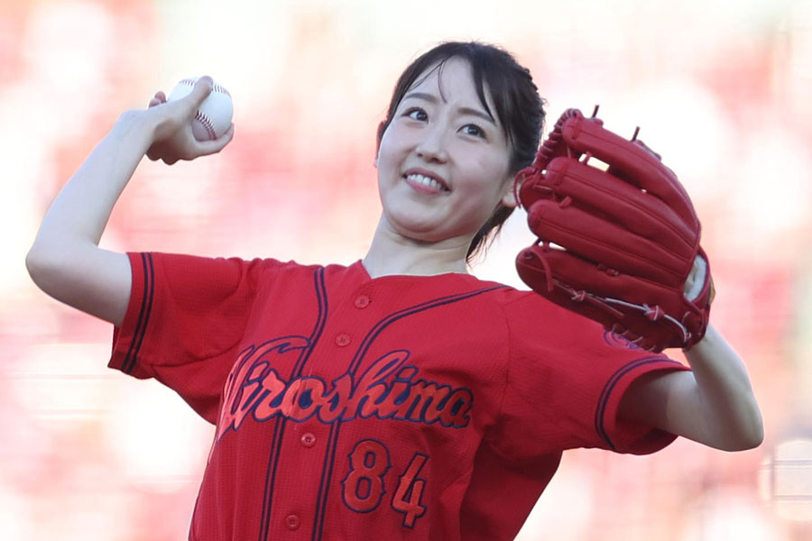 始球式を務めたフリーアナウンサーの河村綾奈さん【写真提供：産経新聞社】