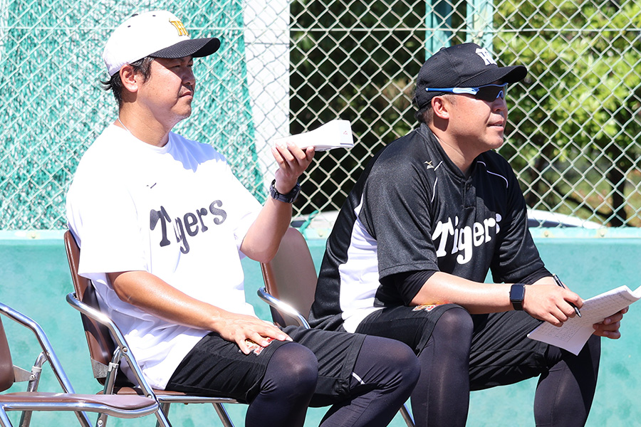 阪神ジュニアの玉置隆監督（左）と森田一成コーチ【写真：球団提供】