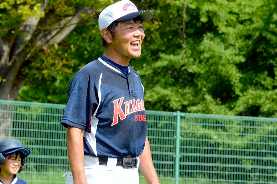 選手とのコミュニケーションを密にとる寺尾監督【写真：フィールドフォース提供】