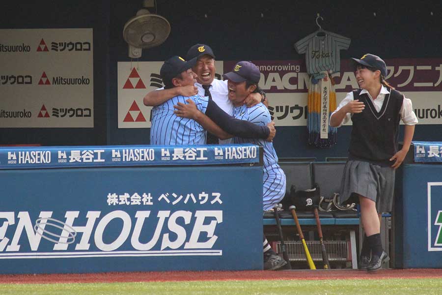 優勝の瞬間、抱き合う東海大相模・原俊介監督、長谷川将也コーチ、和泉淳一部長【写真：大利実】