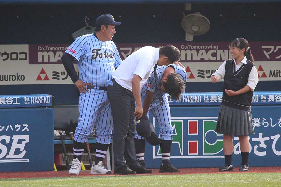 優勝決定後、泣き崩れる長谷川将也コーチ【写真：大利実】