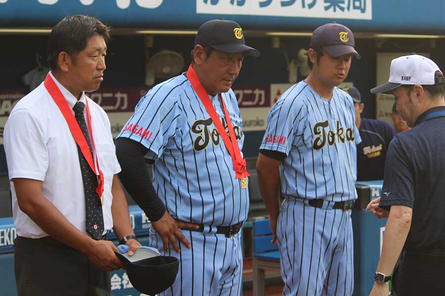 和泉淳一部長、原俊介監督、長谷川将也コーチ（左から）【写真：大利実】