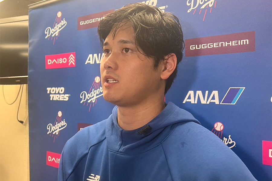 試合後の取材を受けたドジャース・大谷翔平【写真：川村虎大】