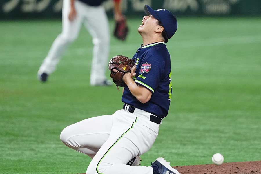 打球が直撃したヤクルト・木澤尚文【写真：荒川祐史】